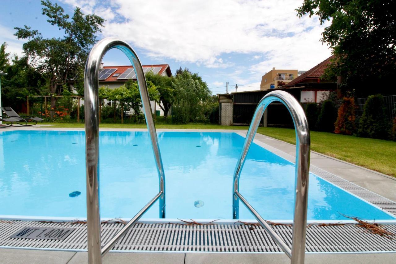 Maureen Lovely 2 Bedroom Unit With Community Pool Vienna Exterior photo